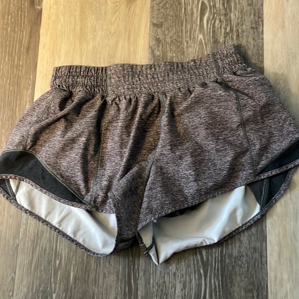 Lululemon Hotty Hot MR 2.5” Shorts